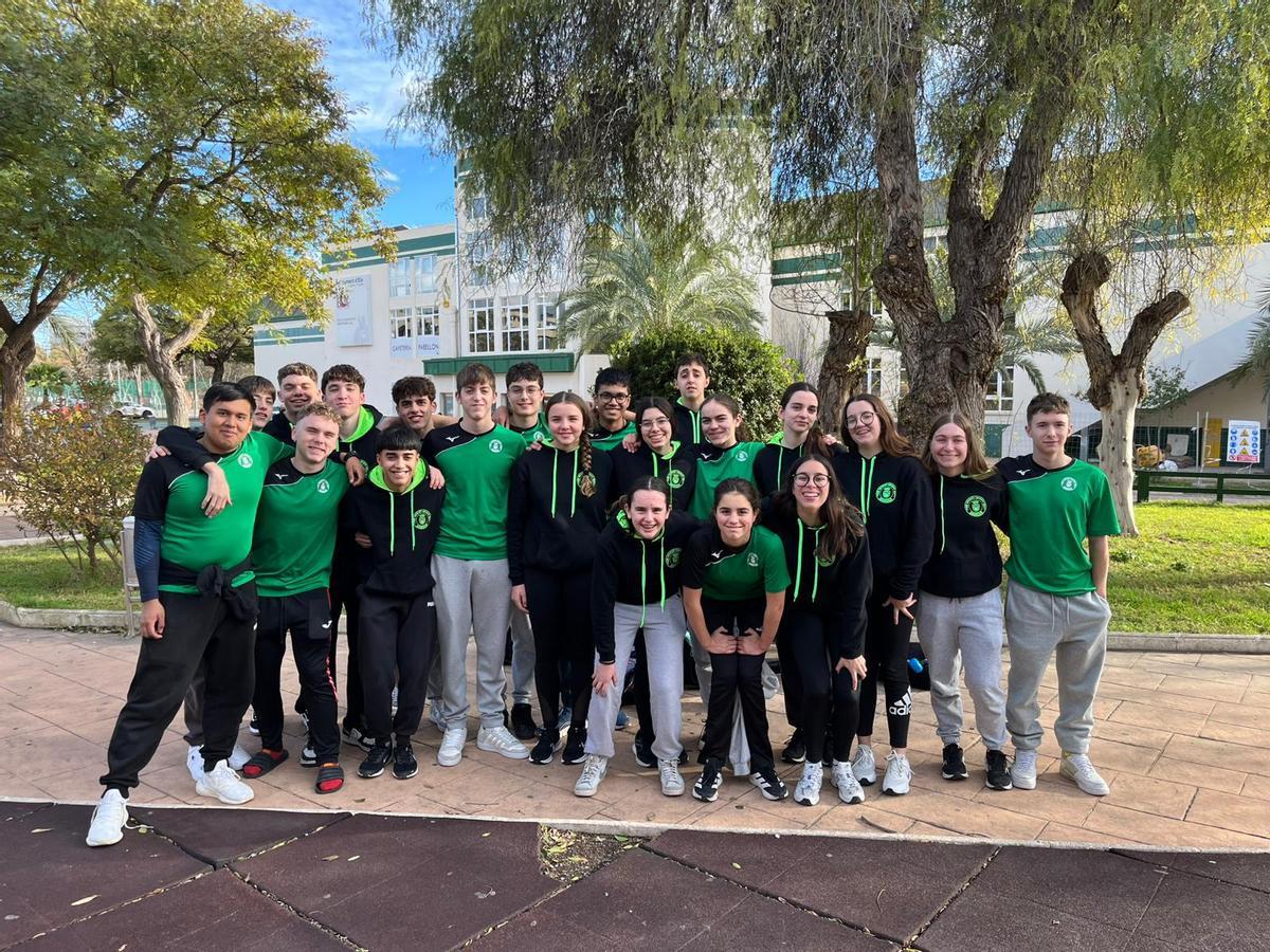 Nadadores y nadadoras del NiE Gandia en Elche