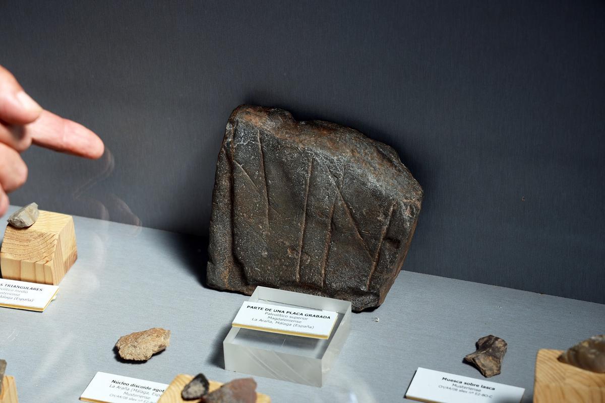 Grabado realizado por neandertales, uno de los hallazgos del complejo.
