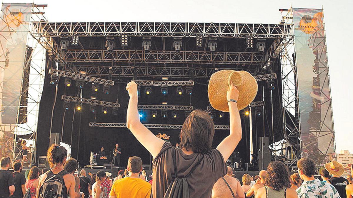 Una sentencia por el ruido pone en jaque los festivales de la playa de Tavernes