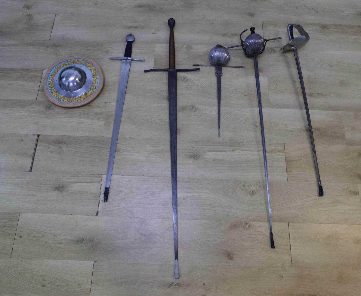 Armas de la EAEA. De izquierda a derecha: broquel, espada de puño, espada larga, daga, espada ropera y sable