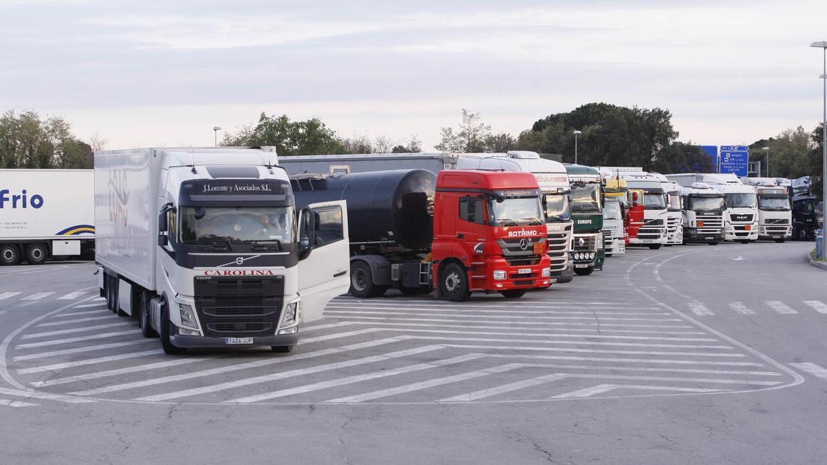 Camions en una àrea de servei de l'AP-7.