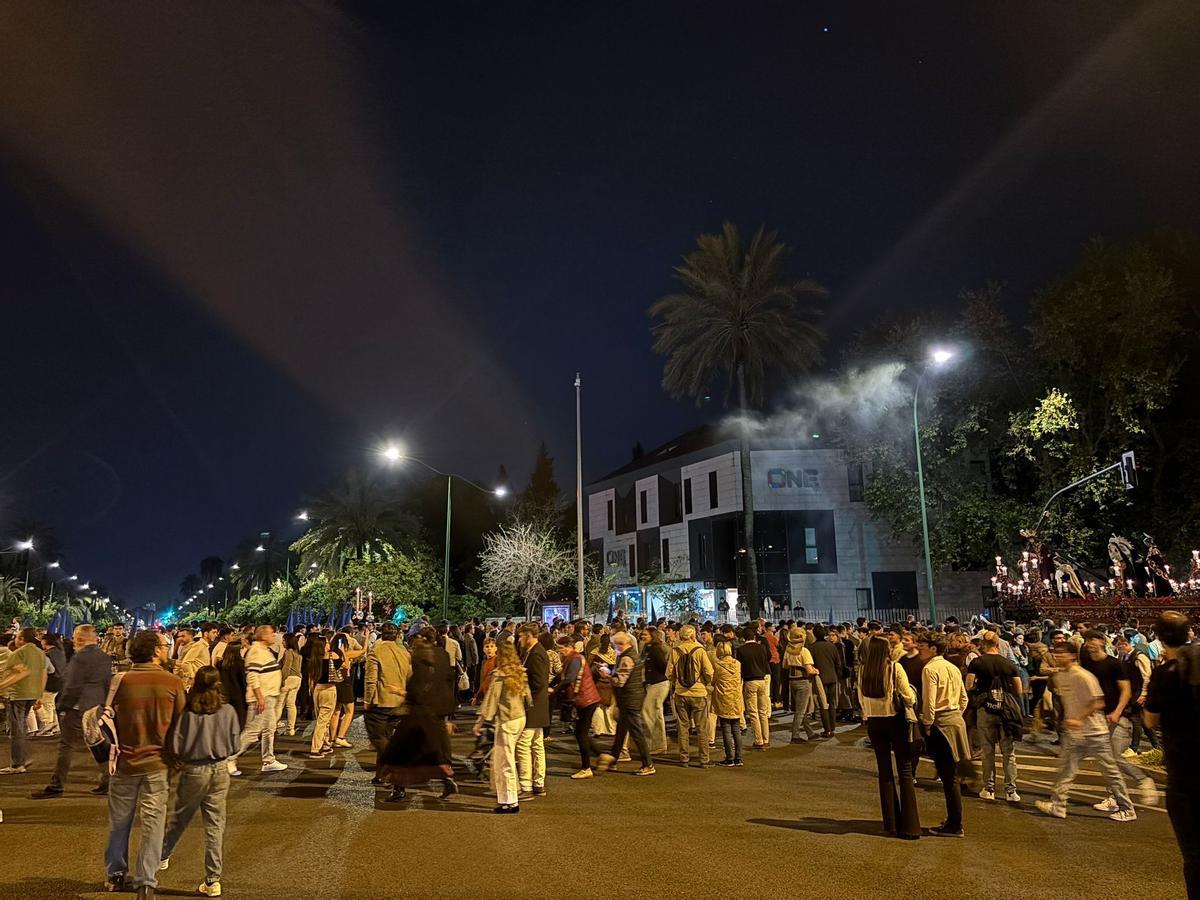 El Cristo de la Misión cruza la Palmera en búsqueda del Hospital Virgen del Rocío.