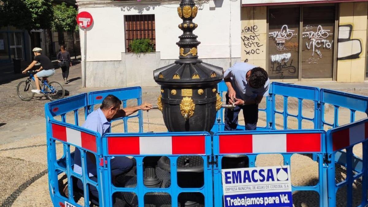 Operarios de Emacsa durante las labores de reparación de la fuente de la plaza de la Almagra.