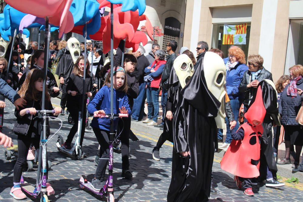 La rua escolar de la Santa Creu torna a enlluernar