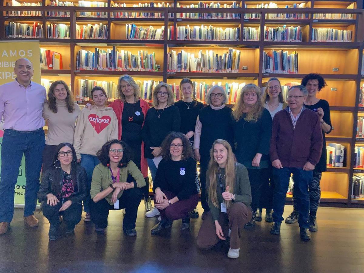 Mónica Fernández Maceiras (2ª, derecha, agachada), en una «editatona» en el Museo Reina Sofía.