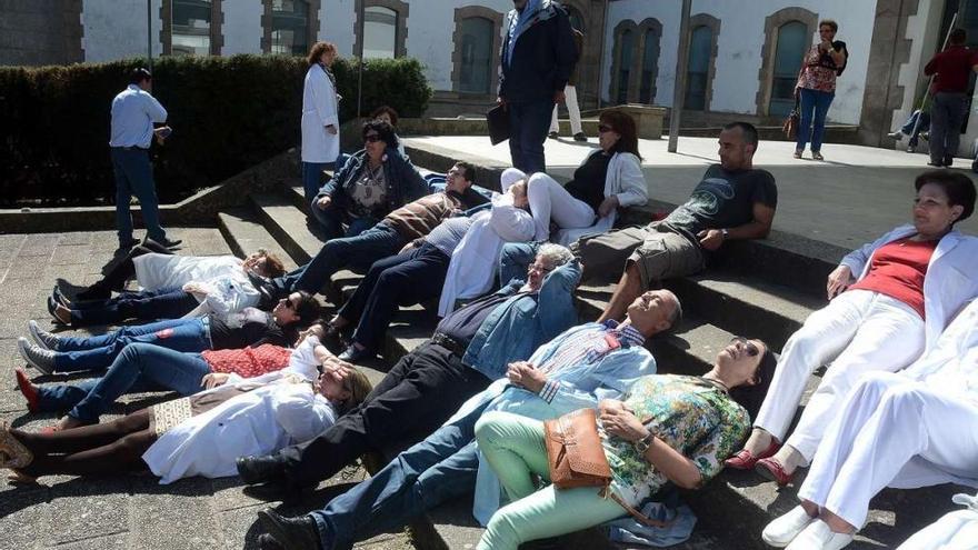 Delegados sindicales y algún paciente, recostados a las puertas del Hospital Provincial. // Rafa Vázquez
