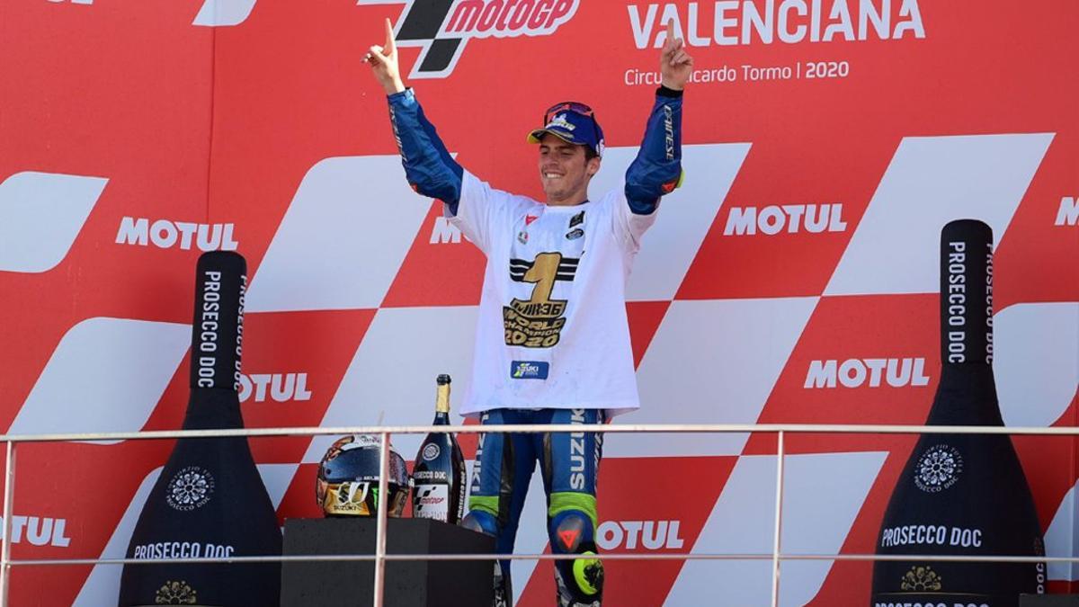 El piloto español de Suzuki Joan Mir celebra tras ganar el campeonato del mundo de MotoGP tras el Gran Premio de Valencia en el circuito Ricardo Tormo de Valencia.