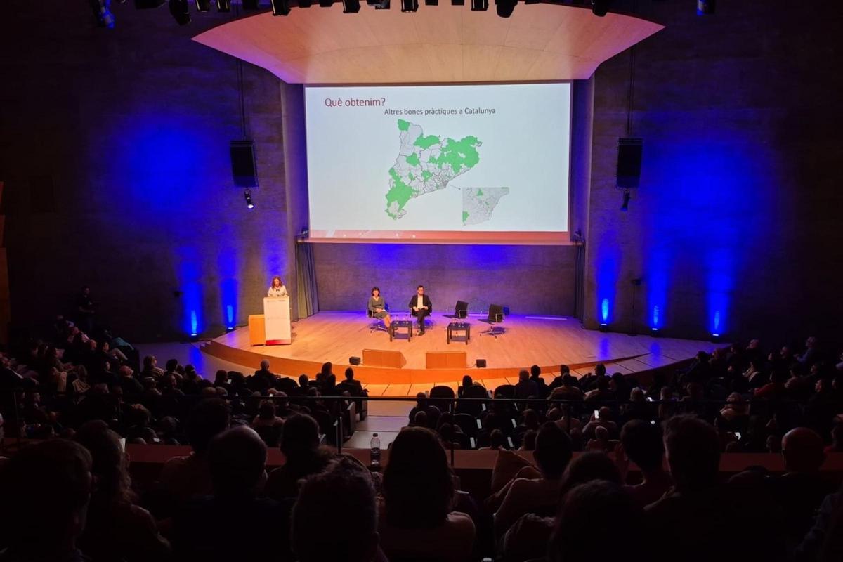 Un moment de l’acte de la Central de Resultats on es projecta a la pantalla el mapa de les ABS de Catalunya amb els millors resultats.