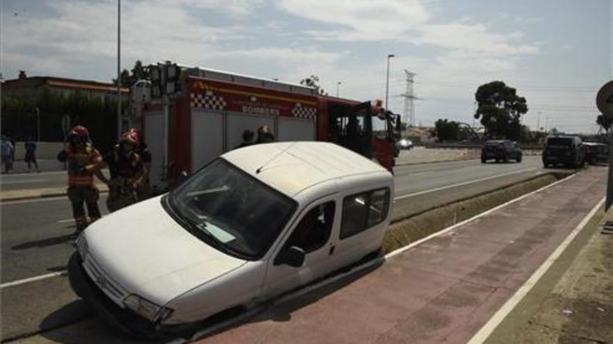 Una conductora se sale de la carretera al encontrarse enferma