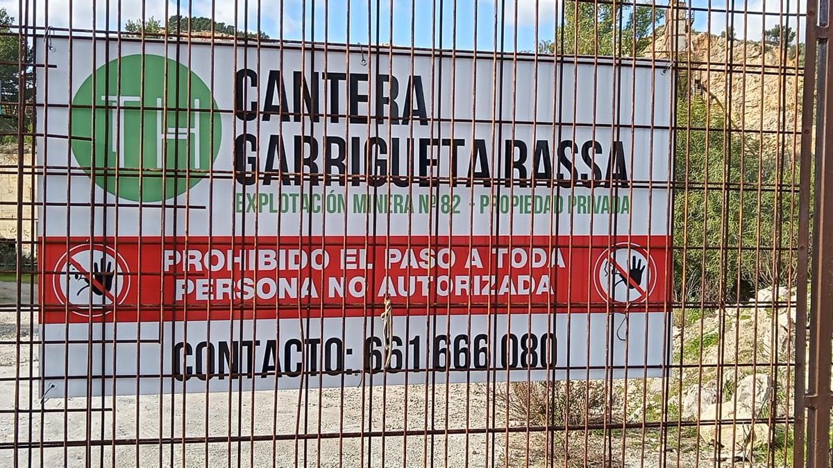 Cartel que se ha colocado en la puerta de entrada de la cantera sa Garrigueta Rassa.