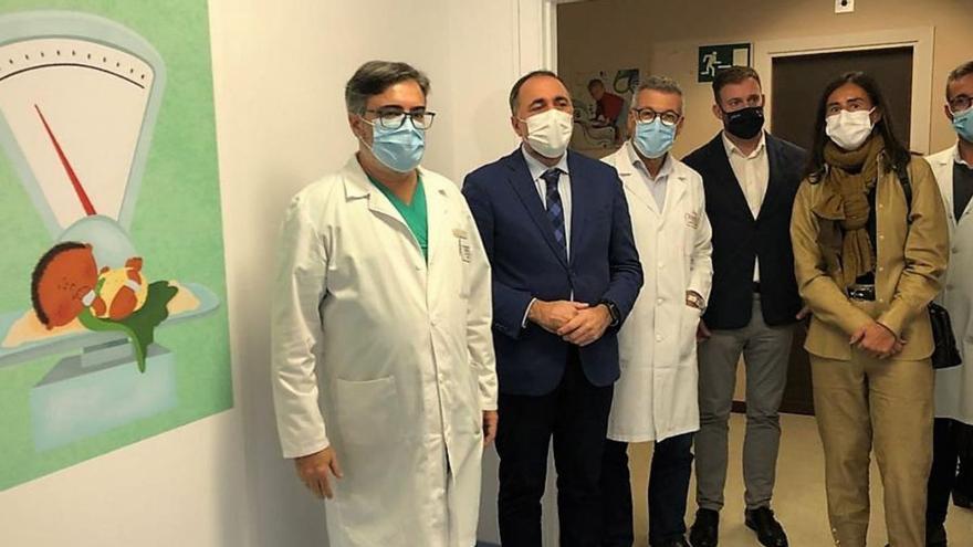 Representantes del Sergas y de la Fundación María José Jove, en una de las estancias reformadas. | // FMJ