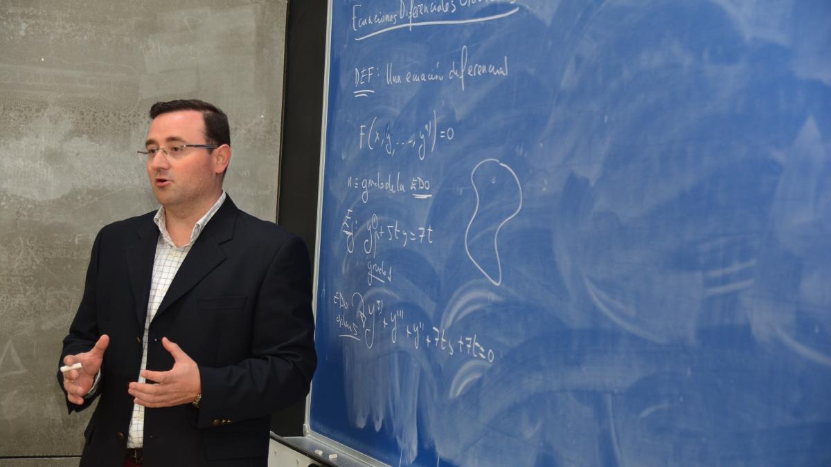 El catedrático Juan Luis García Guirao, matemático y profesor en la UPCT.