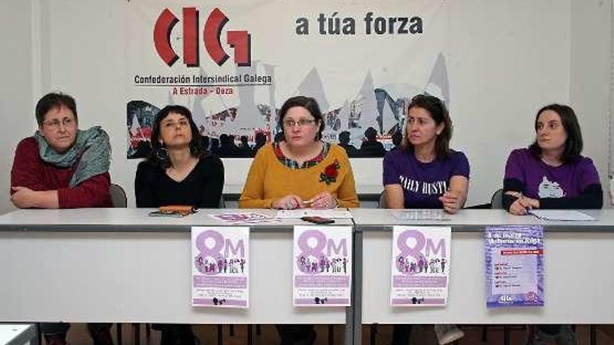 Integrantes del colectivo feminista y CIG. // Bernabé / Juan Carlos Asorey