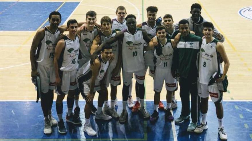 Los jugadores del Unicaja celebran su victoria en la pista del CB Andújar.