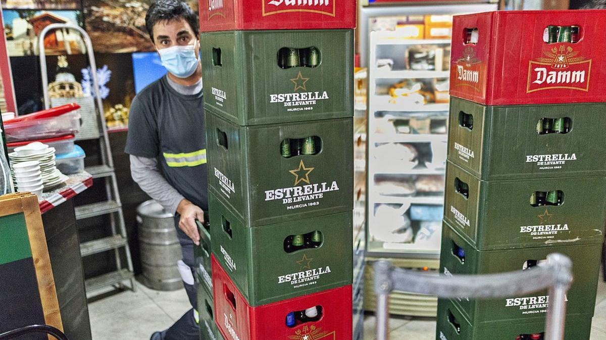 Estrella de Levante repone 500.000 litros de cerveza a los bares