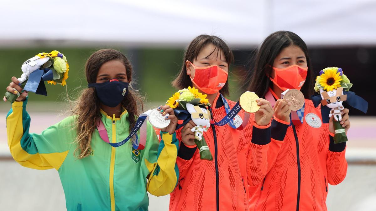 La japonesa Momiji Nishiya (oro) la brasileña Rayssa Leal (plata) tienen 13 años, mientras que la japonesa Funa Nakayama, bronce, tiene 16.