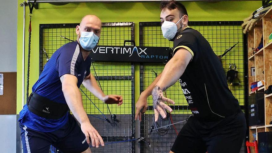 Diego Piñeiro (izquierda), 
junto a Martín Gayo, ayer 
en el gimnasio iFit.   | // ALBA VILLAR