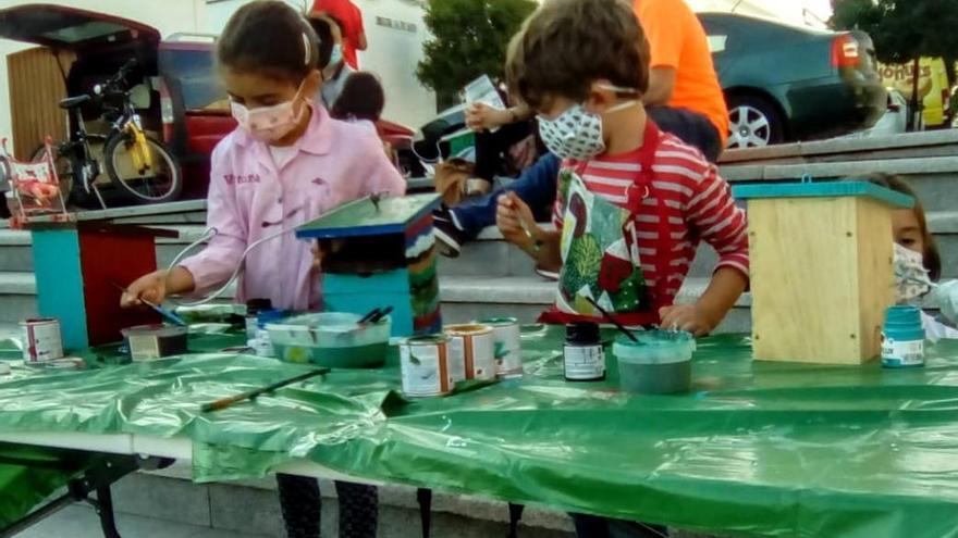 Cúriga Ecologistas en Acción celebra el Día de las Aves con un taller de cajas nido