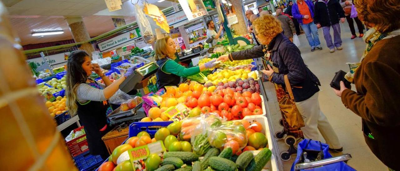 Los comerciantes del Mercado Central se quejan de que los sábados por la mañana no hay la suficiente vigilancia por parte de la concejalía.