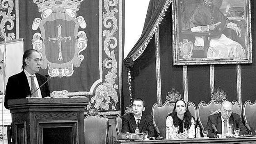 Por la izquierda, Roberto Paraja, José Emilio Labra, Miriam Cueto y Vicente Gotor, durante el acto en el Paraninfo.