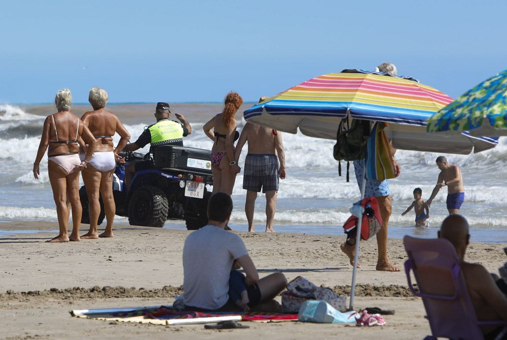 Contraste en la playa del Puerto de Sagunto, con una zona cerrada por los daños de las lluvias.