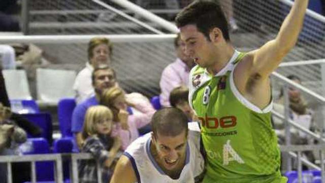 Sàbat, defendido por Costa.