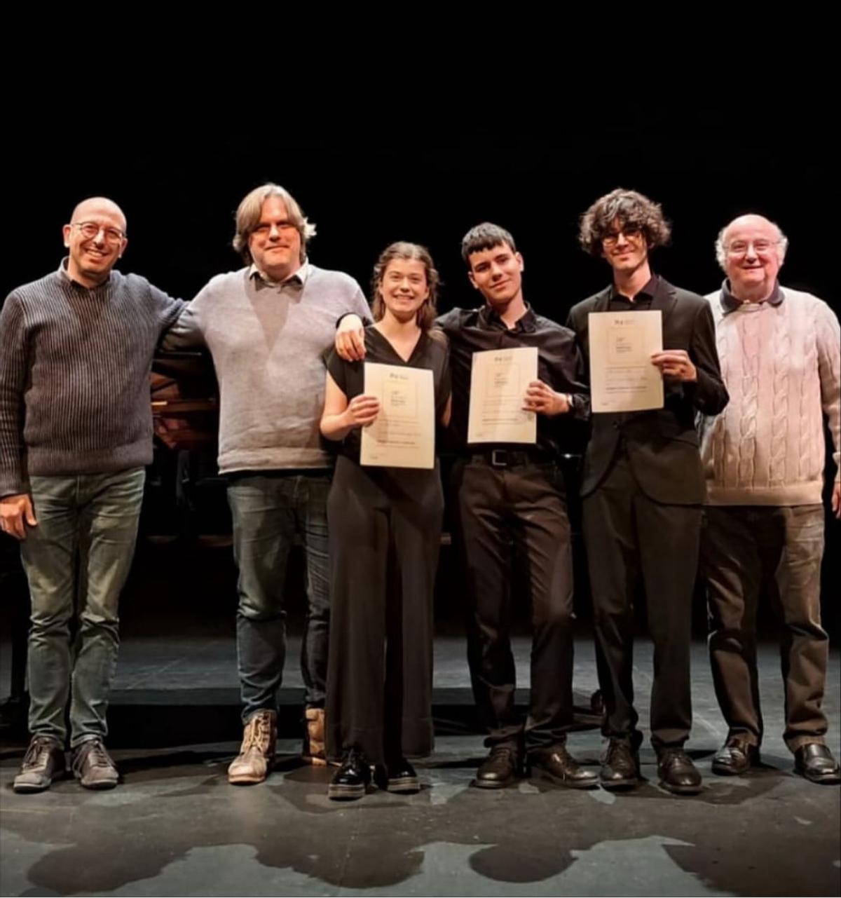 Los zamoranos, en el centro, con sus diplomas.
