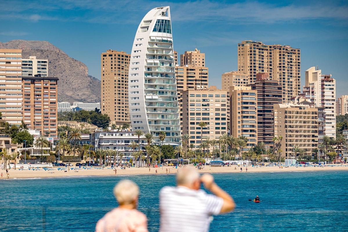Torres de apartamentos en la playa de Poniente de Benidorm junto al Delfín Tower.