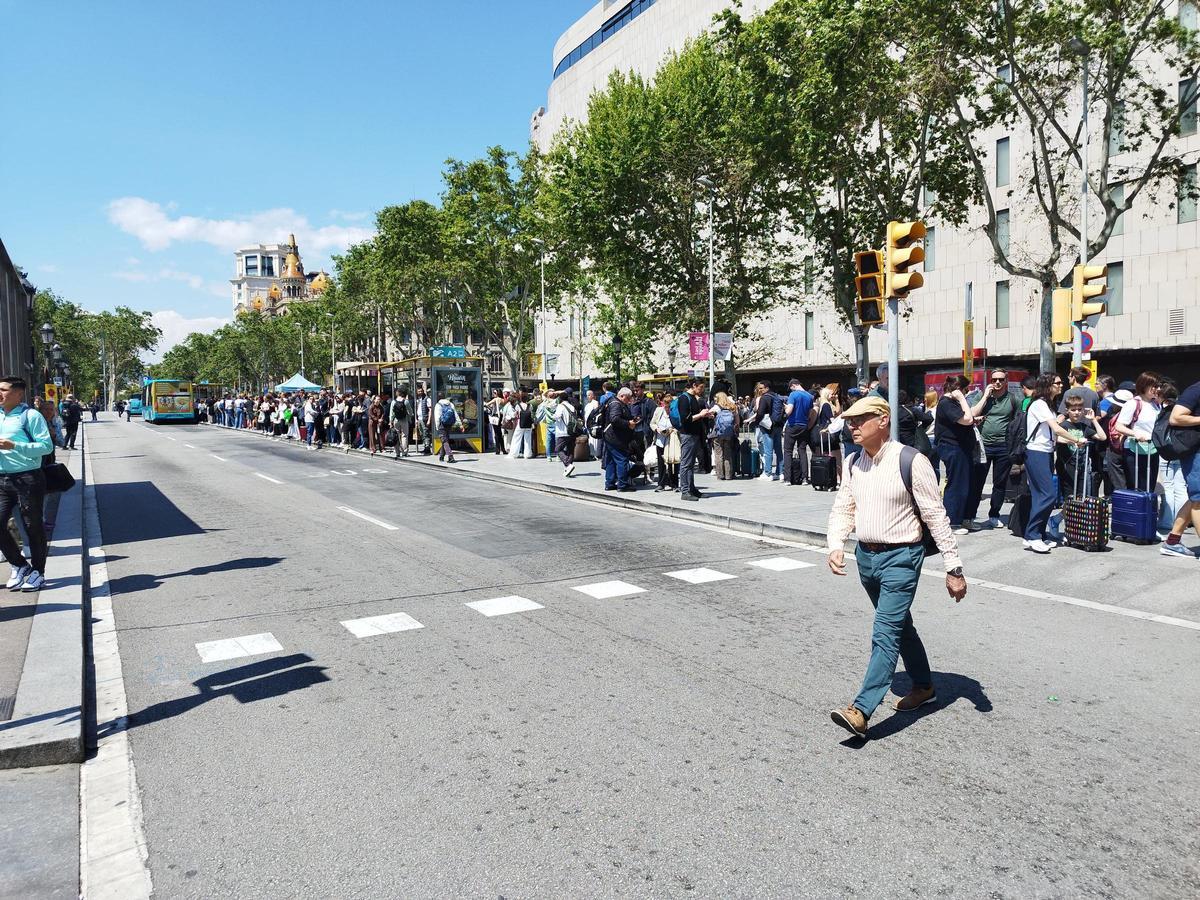Largas colas para coger el Aerobús, en la plaza de Catalunya
