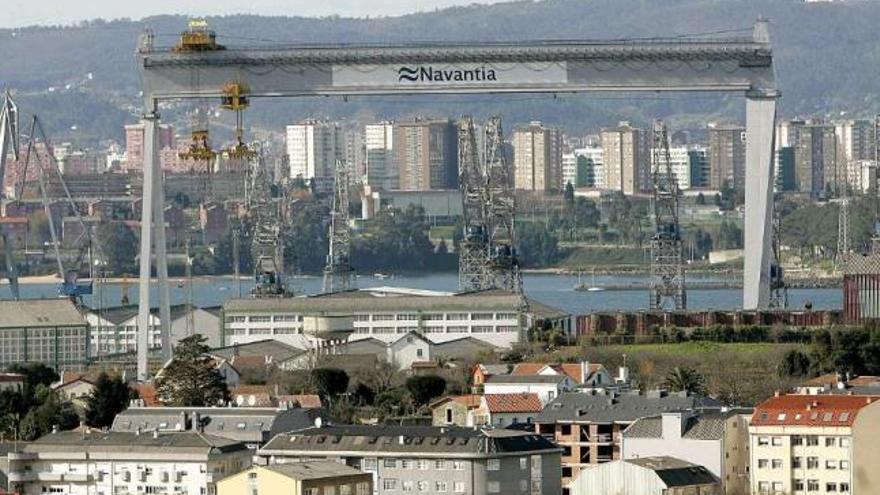 Astilleros de Navantia en Fene, con la ciudad de Ferrol al fondo. / lavandeira