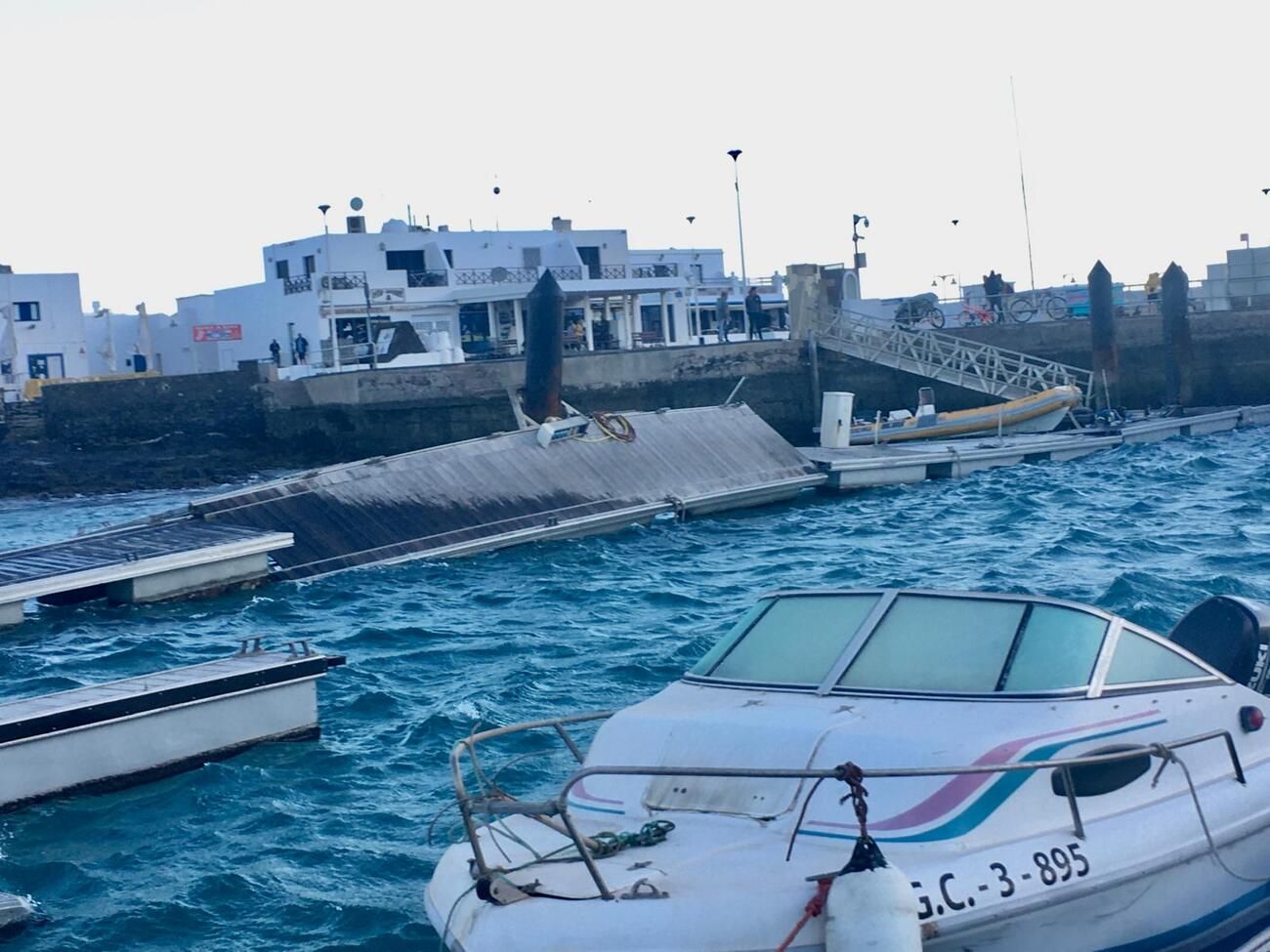 Destrozos en el Puerto de Caleta del Sebo, en La Graciosa, tras el paso de la borrasca Dorothea
