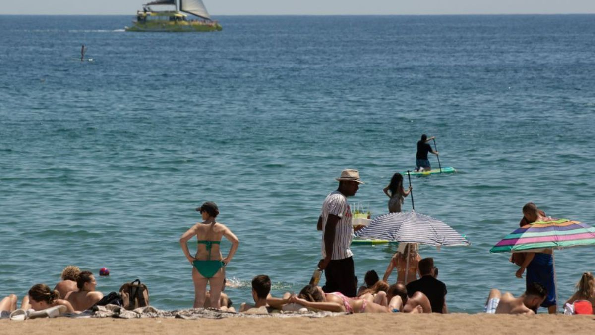 Ambiente en la playa de la Barceloneta. EP