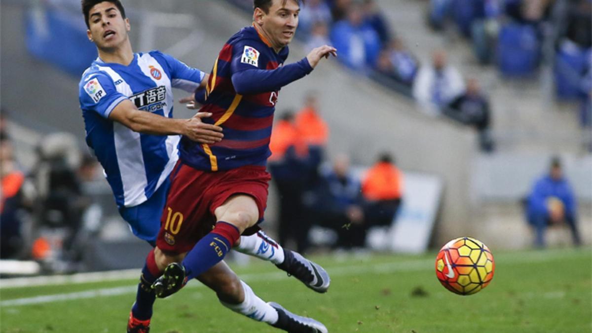 Marco Asensio y Leo Messi en el Espanyol-Barça de la Liga BBVA 2015/16