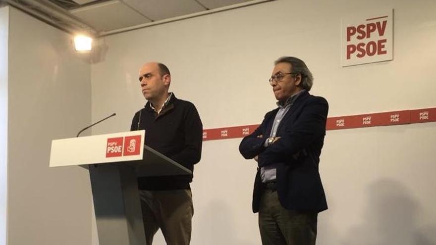 Gabriel Echávarri, junto al número dos del PSPV, compareciendo hoy en València.