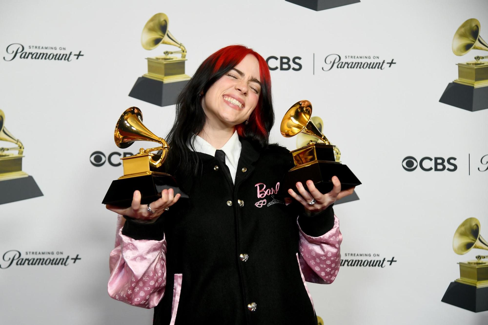 Billie Eilish presumiendo de sus Grammys en la edición pasada