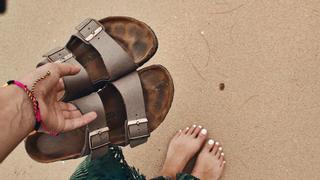 El truco infalible para hacer que desaparezcan las manchas negras de tus sandalias