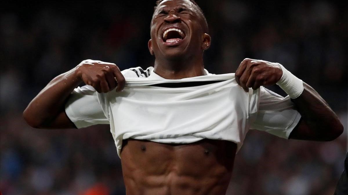 Vinicius Junior, jugador del Real Madrid, abatido al ser sustituido debido a una lesión en el partido donde quedaron eliminados de la Champions por el Ajax.