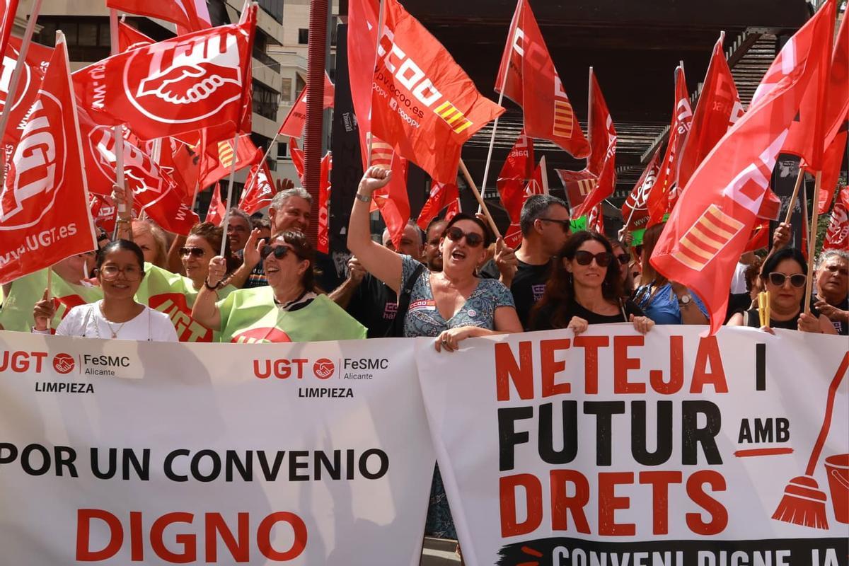 Un momento de la manifestación que se ha celebrado en Alicante este martes.