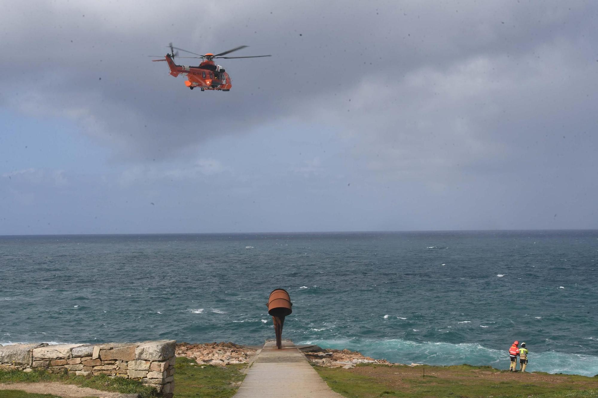 Activada la búsqueda de un desaparecido al caer al mar en Punta Herminia tras ser arrollado por una ola