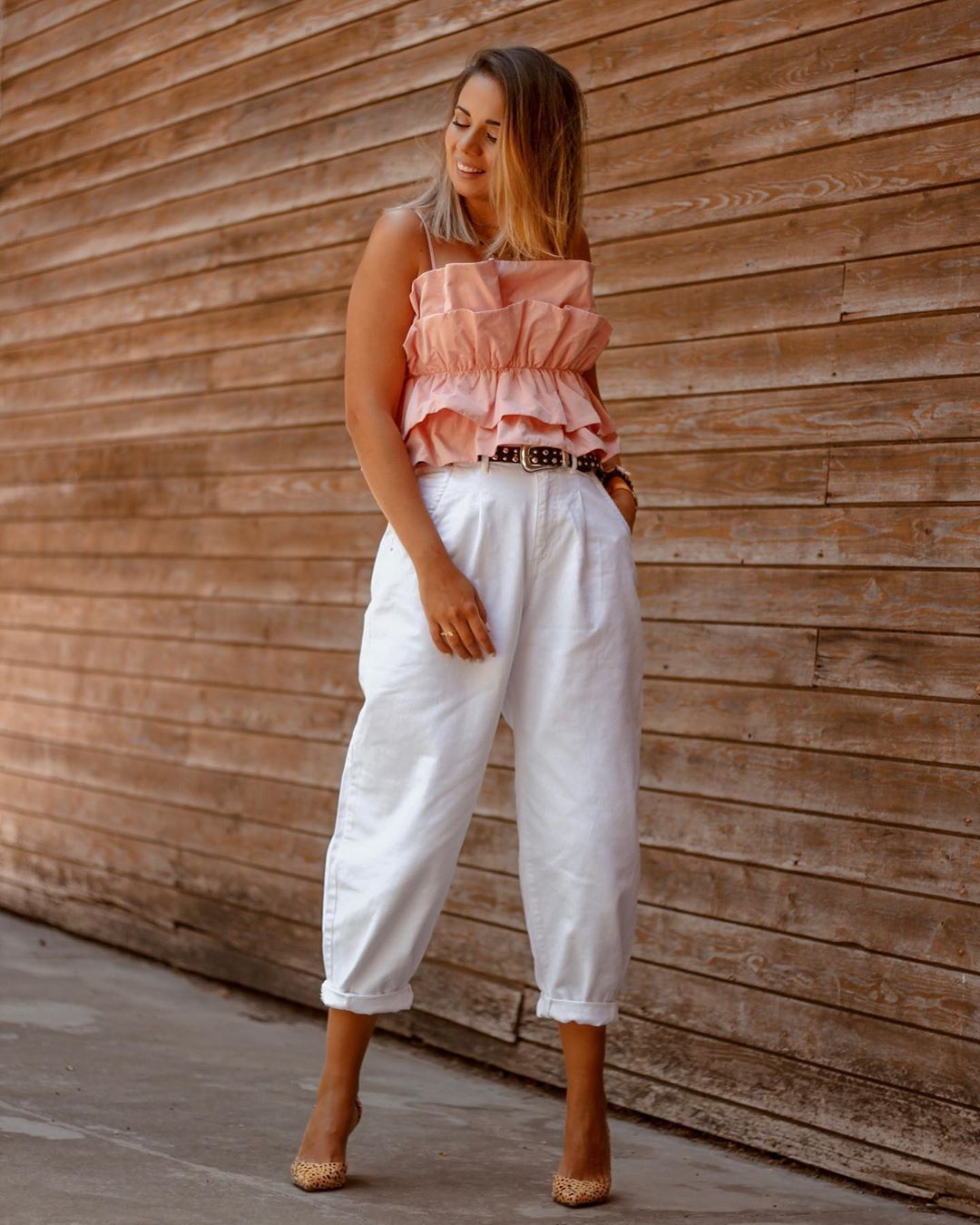 Trendy Antonella con jeans slouchy de Zara en color blanco