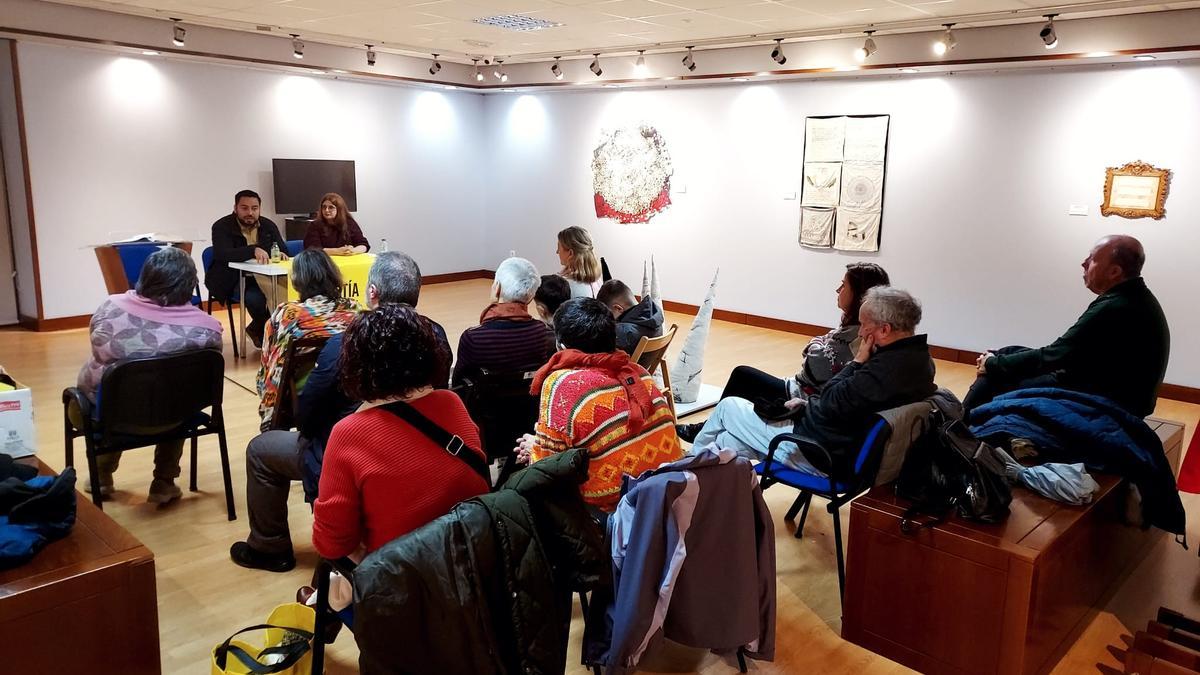 El periodista mexicano ofrece charlas en Arousa.