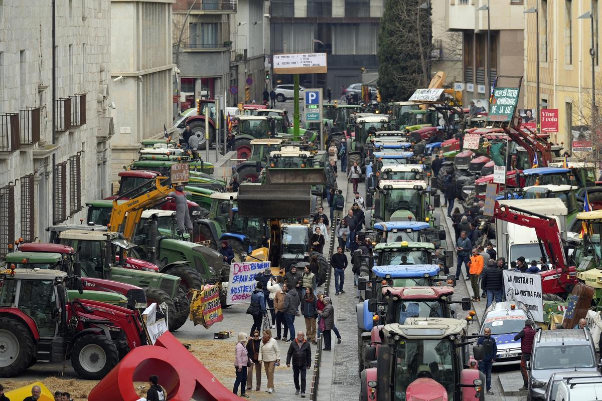 Concentración de agricultores con sus tractores en Girona, en protesta por las condiciones del sector