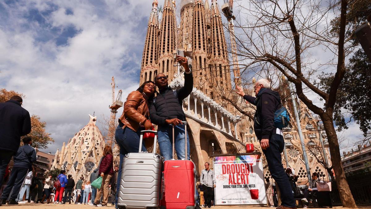 Barcelona pondrá coto a la saturación turística en Sagrada Família, la Boqueria y el Park Güell