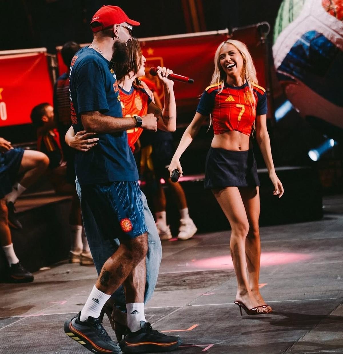 Ana Mena junto a Lola Índigo y el céltico Borja Iglesias, en la celebración de la Selección Española en Madrid.