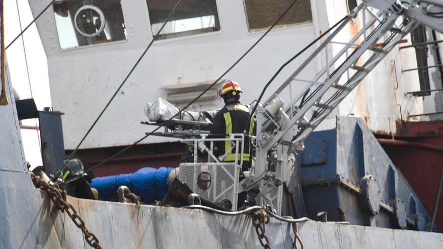 Extinguido el incendio en un barco en el puerto de La Luz con tres fallecidos