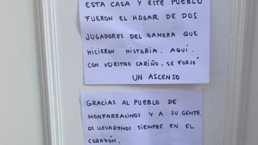 Fermín Sobrón y Víctor López, jugadores del Zamora CF, se despiden de sus vecinos de Monfarracinos