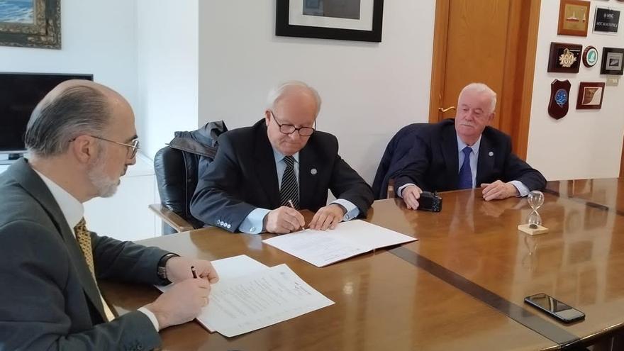 Momento de la firma de cesión, con Vázquez Almuiña y Pérez Rodríguez.