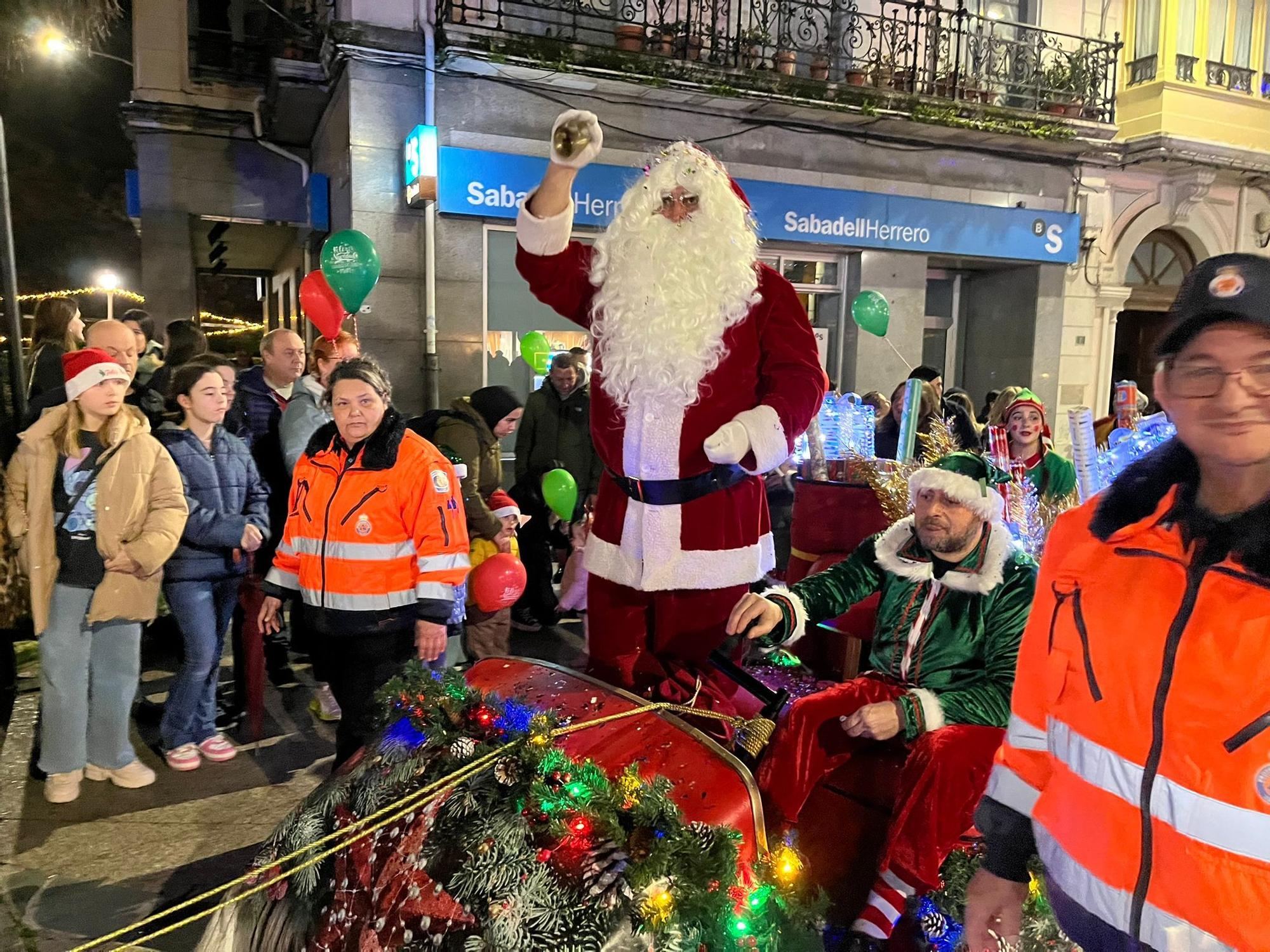 En imágenes: El espectacular desfile de Papá Noel por las calles de Luarca