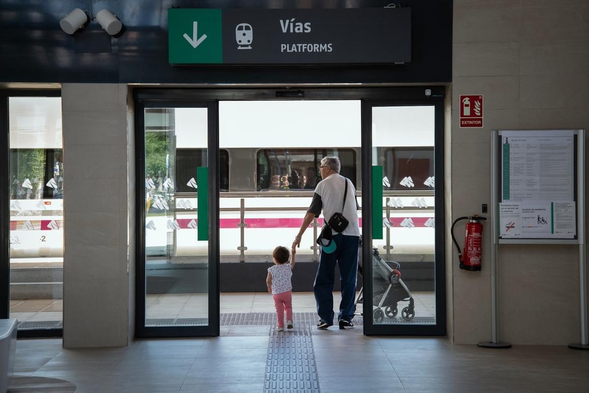 El acceso de los viajeros al tren se ha mejorado.