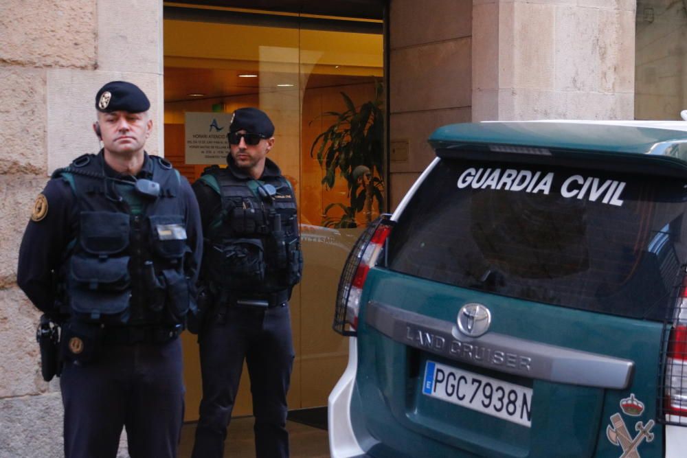 Agents de la Guàrdia Civil davant la seu d''Aigïes de Girona